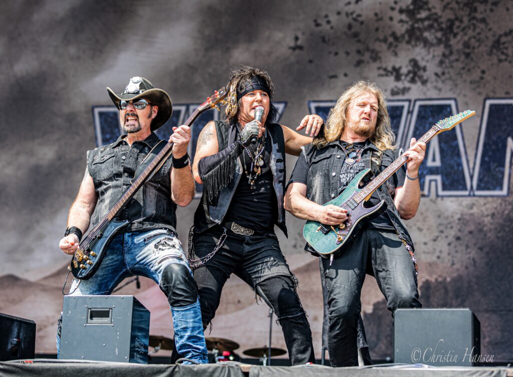 Band står på scenen sammen