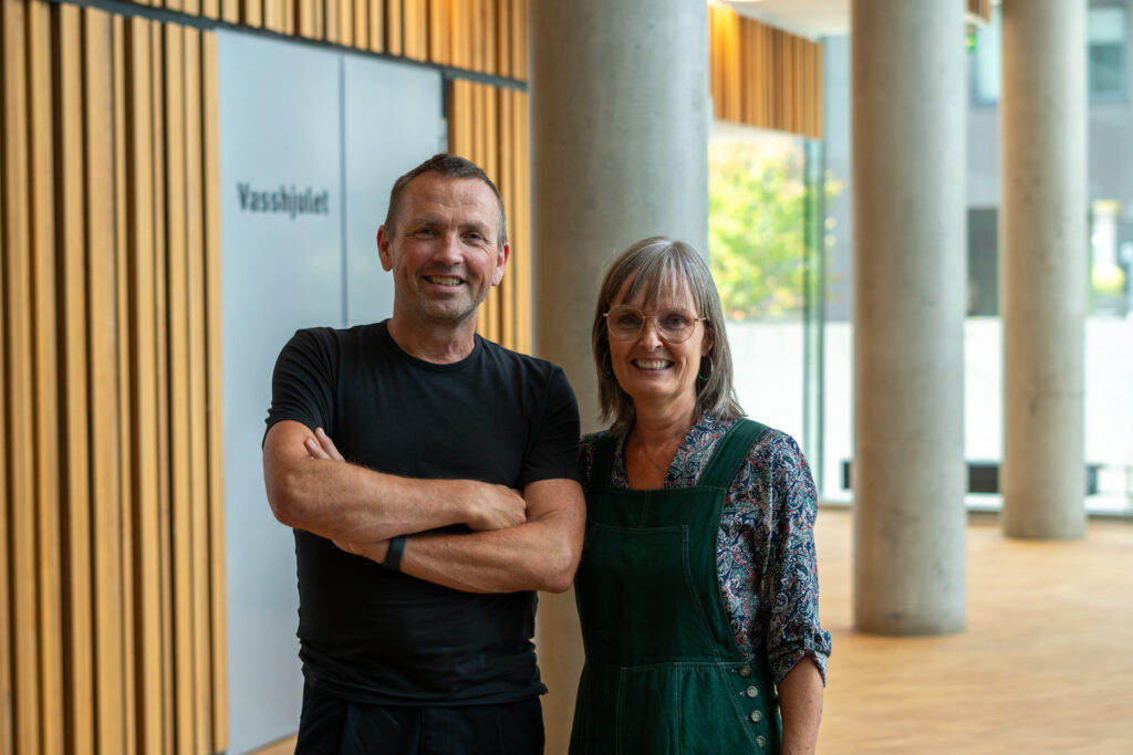 Frode og Sissel foran Vasshjulet, der de skal arrangere mange spennende ting denne høsten.
