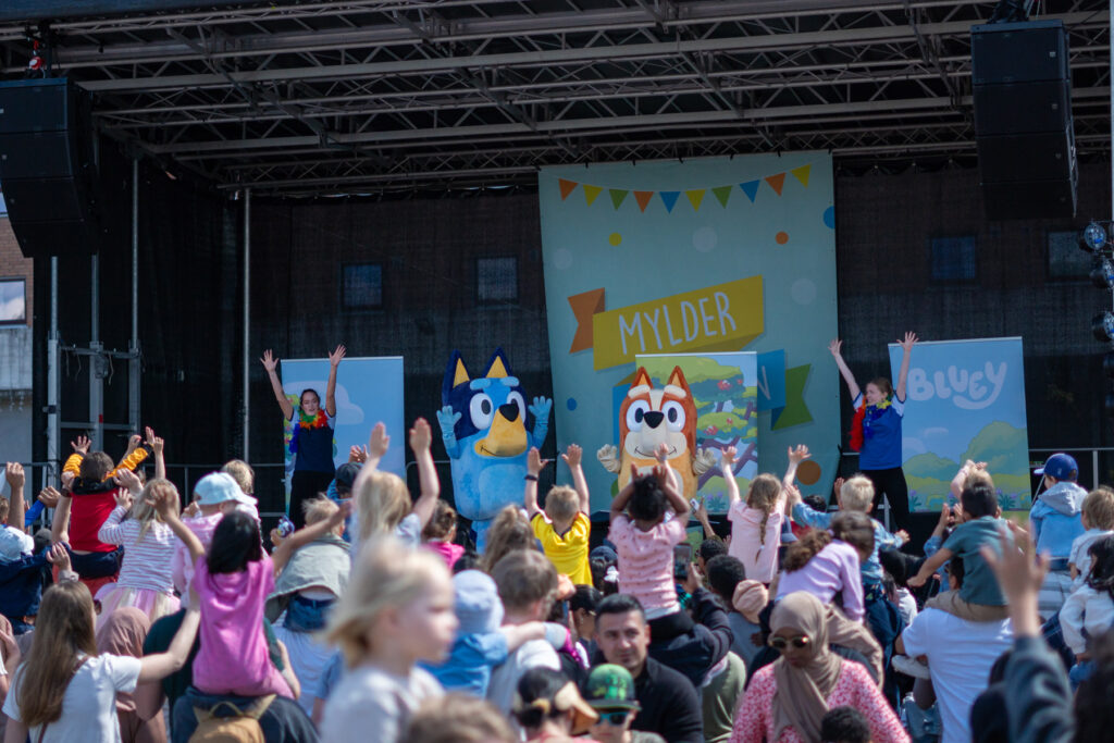 Barnefestivalen Mylderfestivalen med underholdning på scenen og barn i publikum.