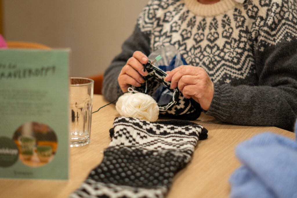 Strikketøy i sort og hvitt.