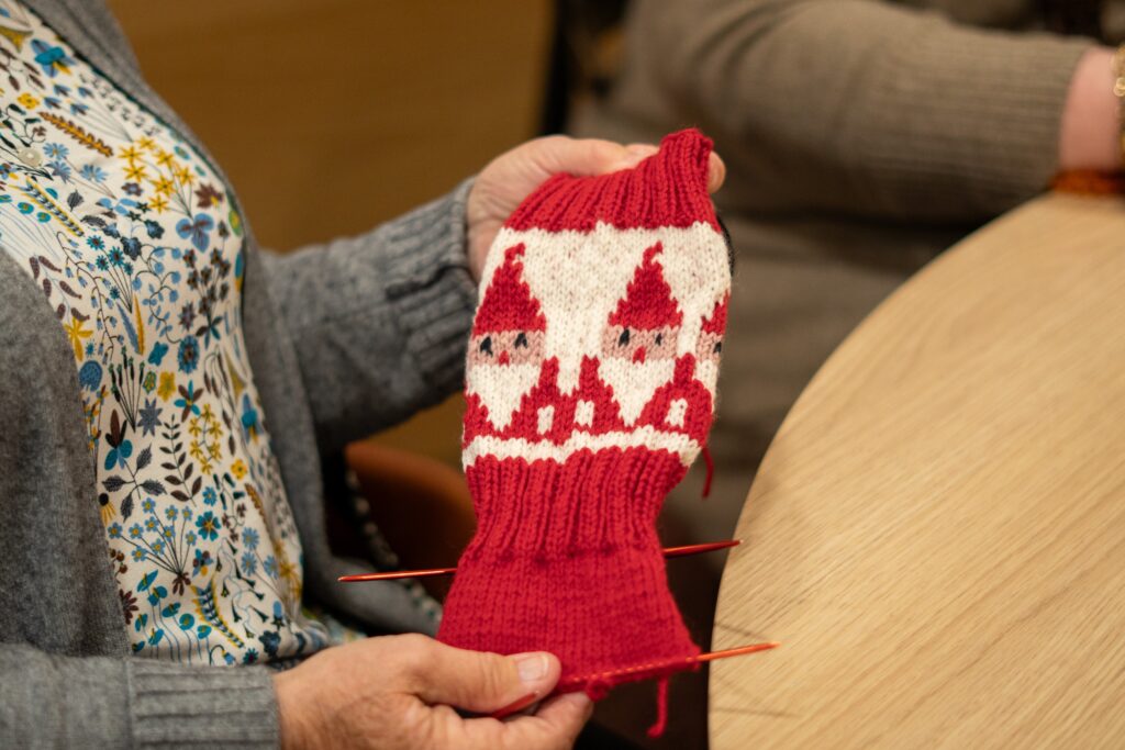 Strikket julestrømpe med nissemotiv.